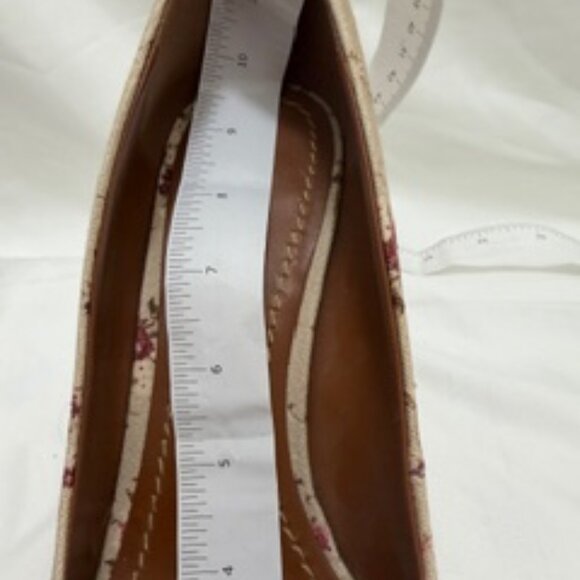 Coach Pump Shoes. Size 9B. Floral print in shades of pink and burgundy - Picture 8 of 14